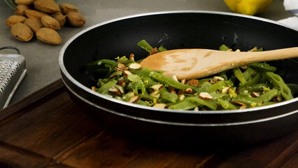 Green beans with roasted almonds