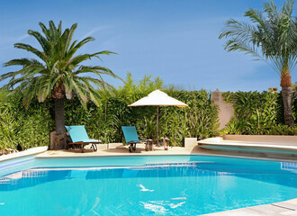 Fototapeta na wymiar Beautiful luxury outdoor swimming pool around coconut palm tree