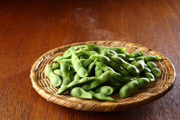 笊に上げた茹でたての枝豆