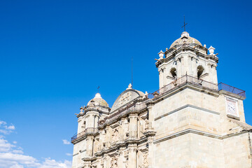 Fototapeta premium Colonial cathedral in Oaxaca, Mexico, against bright blue sky.