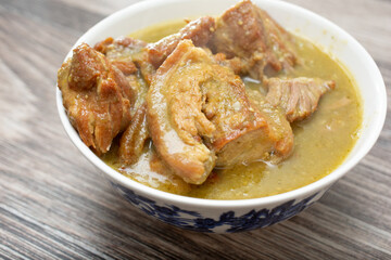 A view of a bowl of chicharron en salsa.