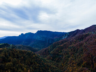 Obraz premium Autumn landscape in Puigsacalm Peak, La Garrotxa, Girona, Spain.