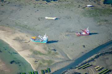 vue aérienne de bateaux échoués sur la plage en Baie de Quiberon en France