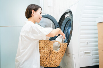 洗濯をする若い女性　ライフスタイルイメージ