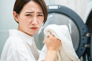 洗濯をする若い女性　ライフスタイルイメージ