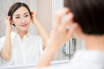 ヘアケアをする若い女性　ビューティーイメージ