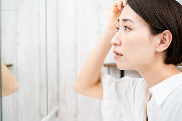 ヘアケアをする若い女性　ビューティーイメージ