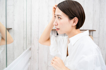ヘアケアをする若い女性　ビューティーイメージ