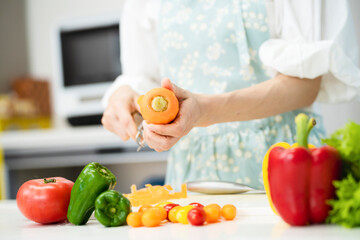 野菜を切る若い女性　料理イメージ