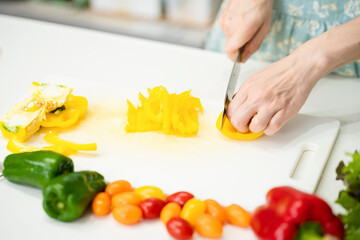 野菜を切る若い女性　料理イメージ