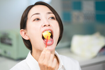 パイナップルを食べる若い女性　飲食イメージ