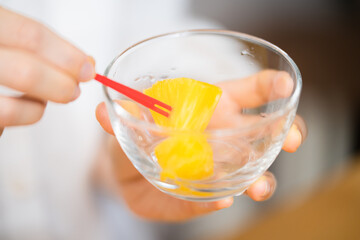 パイナップルを食べる若い女性　飲食イメージ