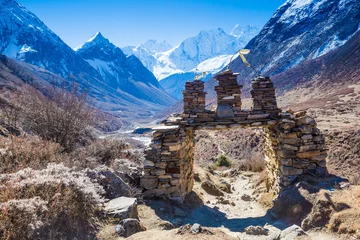 Crédence de cuisine en verre imprimé Manaslu Himalayas mountain landscape with stone tower on foreground