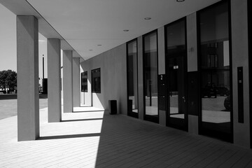 Säulengang und Architektur eines modernen Gebäude mit Licht und Schatten im Sommer bei Sonnenschein am Leitz-Park in Wetzlar an der Lahn im Lahn-Dill-Kreis in Hessen in neorealistischem Schwarzweiß