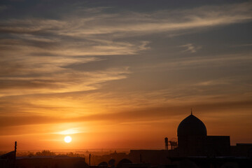Obraz premium golden sky in a beautiful long evening