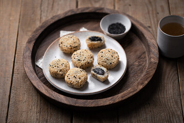 Daifuku mochi au riz gluant, sésame et pâte de sésame noir