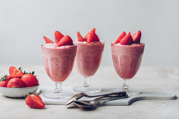 dessert mousse de fruits à la fraise et morceaux de fraises fraîches