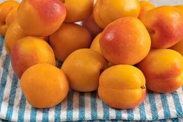 plusieurs abricots, en gros plan, sur une table