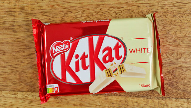 Vaison le Romaine, Vaucluse, France - 17052023 : paquet de barres au chocolat blanc de marque Kit Kat fabriqu&eacute; par Nestl&eacute;, en gros plan, sur une table en bois