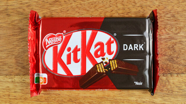 Vaison le Romaine, Vaucluse, France - 17052023 : paquet de barres au chocolat noir de marque Kit Kat fabriqu&eacute; par Nestl&eacute;, en gros plan, sur une table en bois