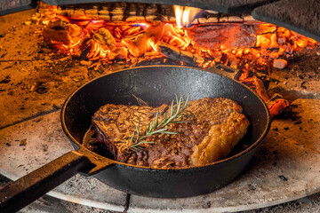アウトドアでステーキ　Beef steak grilled outdoors at camp 