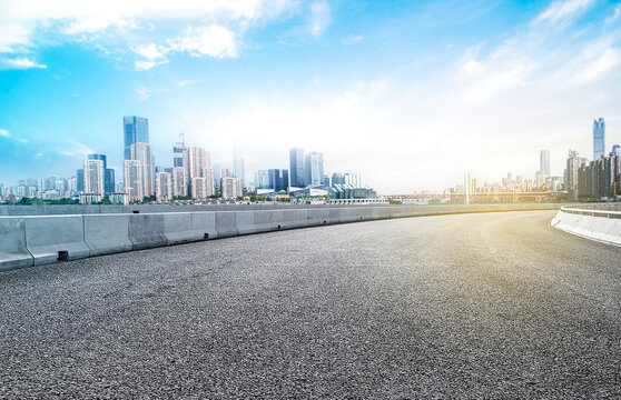The expressway and the modern city skyline
