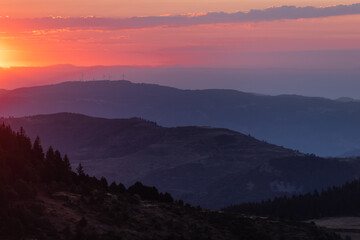 lever de soleil en été sur le parc des Monts d'Ardèche, un paysage de montagnes et de volcans