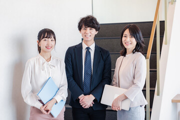 オフィスで仲良く話す若いビジネスパーソン