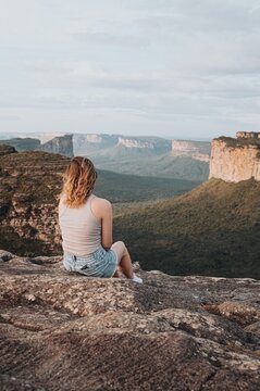 Junge Frau schaut auf einen Canyon in der Chapada Diamantina in Brasilien im Urlaub