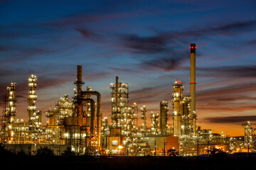 Fototapeta na wymiar Twilight scene of tank oil refinery plant and tower column of Petrochemistry