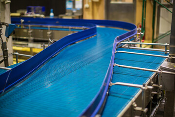 Crossing of the roller and conveyor