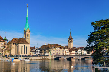 Obraz premium Panoramic view of the Limat River in Zurich, Monterbrücke Cathedral Bridge, historic buildings and monasteries 