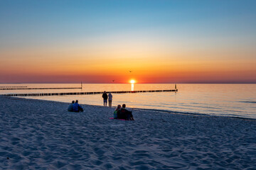 Fototapeta premium Sonnenuntergang am Strand an der Ostsee in Zingst.