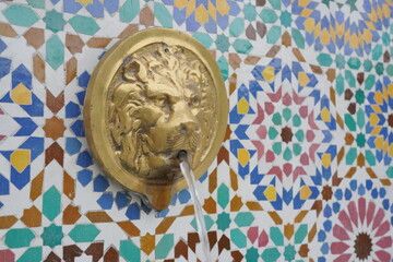 モロッコ調のタイル模様とライオンの噴水