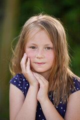 Naklejka premium Portrait of a girl with flowing hair, polka dot dress.
