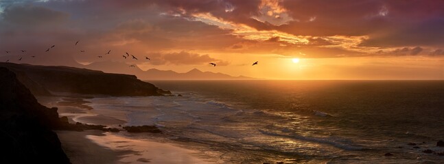 Abend über dem Strand von La Pared, Fuerteventura bei malerischem farbigen Sonnenuntergang und...