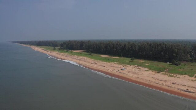 Demi orbite drone face &agrave; une plage