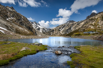 Fototapeta na wymiar L'étang d'En Beys dans la vallée d'Orlu en Ariège, joli lac des Pyrénées - France