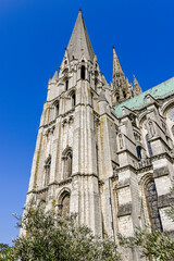 Fototapeta premium Chartres, Kathedrale, Notre-Dame, Altstadt, Altstadthäuser, Kirchenfenster, Fluss, Eure, Sommer, Frankreich