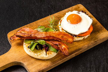 ベーコンエッグサンドウィッチ　egg and bacon muffin sandwich