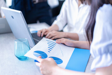 ベンチャー企業で働く若いオフィスワーカー