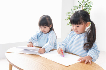 友達と遊ぶ女の子