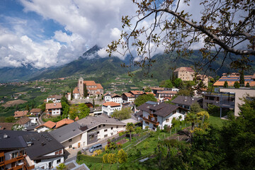 Fototapeta na wymiar Blick auf Schenna, Dorf Tirol und den Vinschgau 