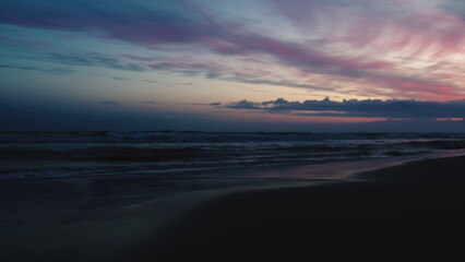 Obraz premium Cloudy Sunrise over the ocean