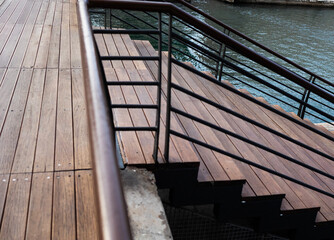 Escalera de madera en exteriores