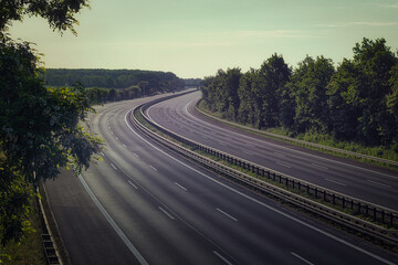 Autobahn - Leer - Transport - Landschaft - Autofrei - Empty Highway - Road - Asphalt - Lines -...