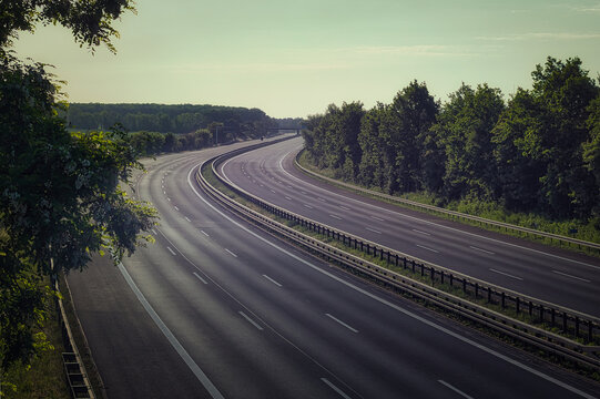 Autobahn - Leer - Transport - Landschaft - Autofrei - Empty Highway - Road - Asphalt - Lines - Street - Route - Traffic - Travel - Ecology - Background - Trail - Motorway - High Quality Photo	