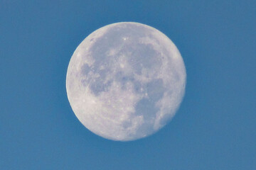 Luna llena. Zoom luna llena. Cielo azul.