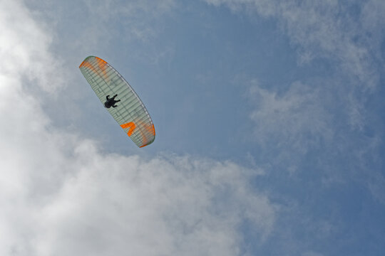 parapente &agrave; martin plage sur la commune de plerin sur mer dans les c&ocirc;tes d'armor