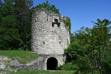 Fototapeta premium Wehrturm in Wöllersdorf, Österreich, 25.05.2023